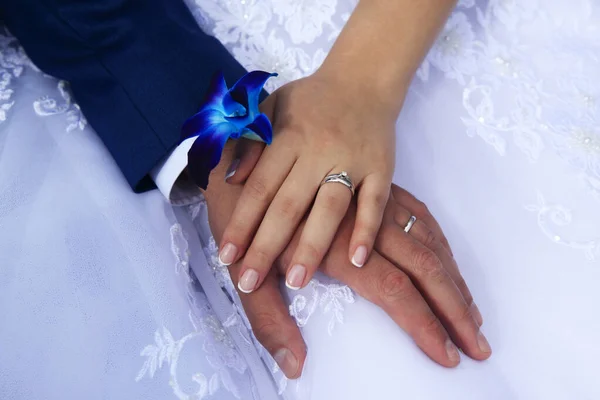 Mãos Noiva Noivo Fundo Vestido Noiva — Fotografia de Stock