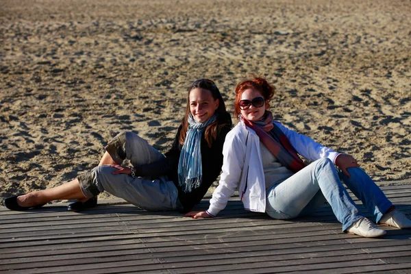 Twee Meisjes Zitten Houten Brug Aan Het Strand — Stockfoto