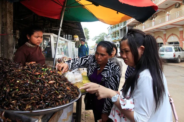 Siem Reap Cambodia Abril 2014 Mulheres Cambojanas Desconhecidas Que Vendem — Fotografia de Stock