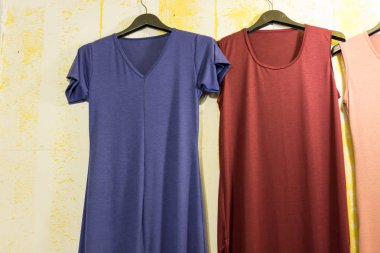 Moda Giyim Askıları Dükkanı fuarında üzerine.