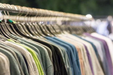Moda Giyim Askıları Dükkanı fuarında üzerine.