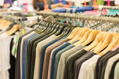 Moda Giyim Askıları Dükkanı fuarında üzerine.