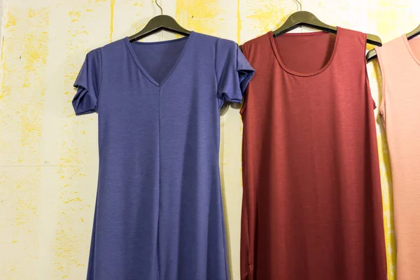 Moda Giyim Askıları Dükkanı fuarında üzerine.