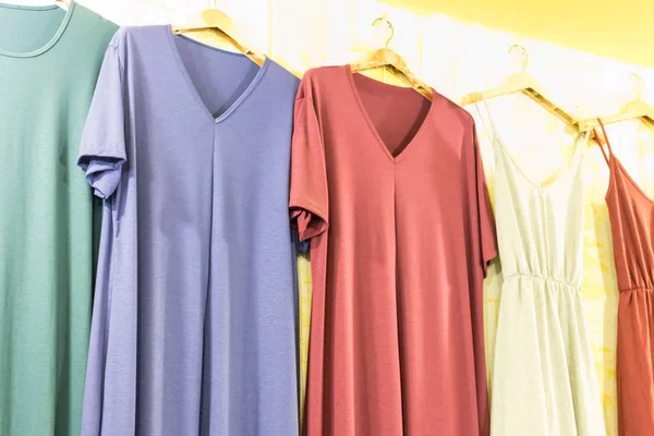 Moda Giyim Askıları Dükkanı fuarında üzerine.