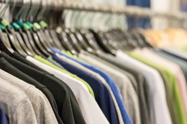 Moda Giyim Askıları Dükkanı fuarında üzerine.