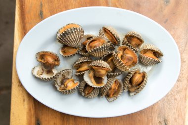 Haşlanmış taze istiridye hizmet.