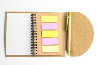 Defter ve anılar ve kalem.