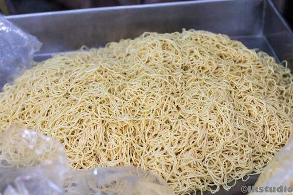 Tavada kızartılmış Çin eriştesi