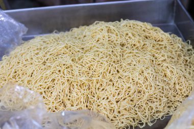 Tavada kızartılmış Çin eriştesi