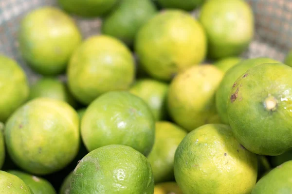 I lime verdi sul mercato . — Foto Stock