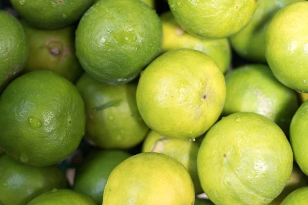 I lime verdi sul mercato . — Foto Stock