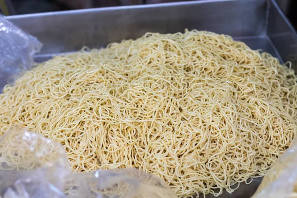 Tavada kızartılmış Çin eriştesi