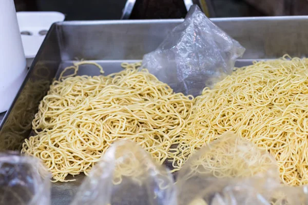 Tavada kızartılmış Çin eriştesi