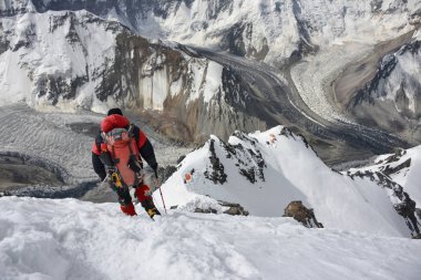 Dağcı Pamirs tepesinden iner