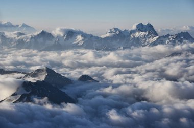 Elbrus panoramik görünümünden şafak