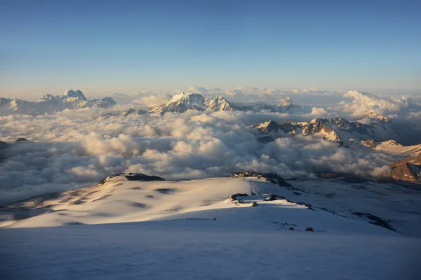 Elbrus panoramik görünümünden şafak