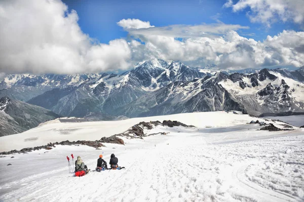 Climbers sit on the slope of Mount Elbrus — Stock Photo, Image