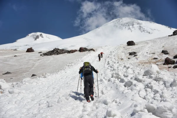 Los escaladores van a Elbrus sobre un fondo de dos cimas —  Fotos de Stock