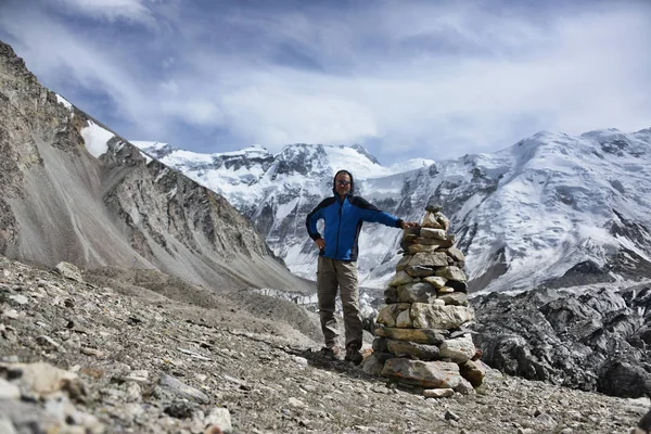 Adam arka plan dağlar üzerinde
