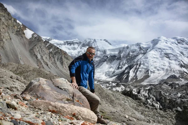 Adam arka plan dağlar üzerinde