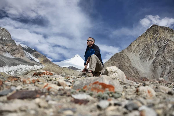 Man on a background of mountains — Stock Photo, Image