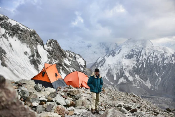 Climber near the tent in the mountains — Stock Photo, Image