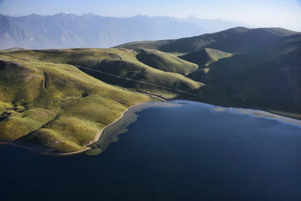 Göl ve dağların helikopter görünümü