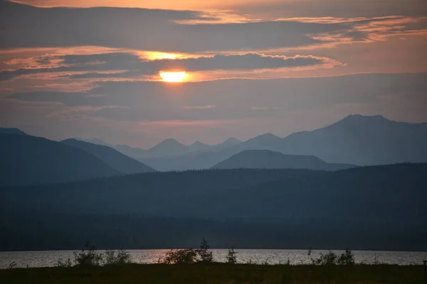 Göl ve dağların güzel turuncu günbatımı
