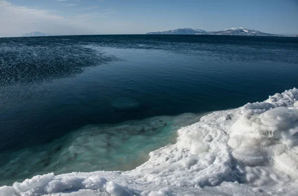 Is kusten och blått vatten över Ochotska havet på vintern — Stockfoto