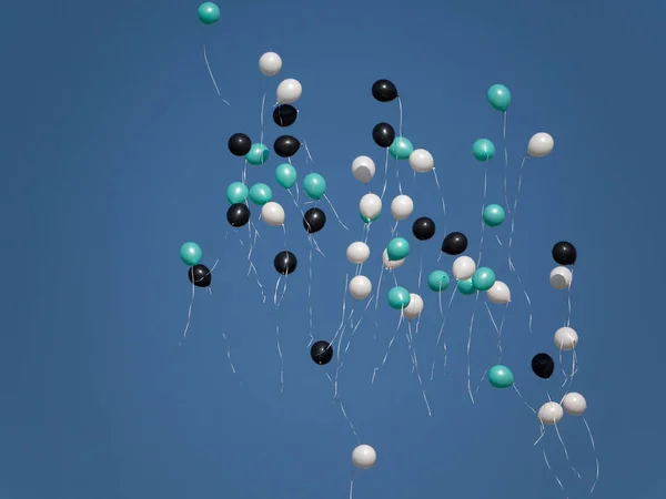 birçok balon mavi gökyüzüne uçar