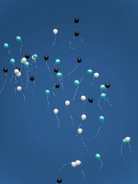 birçok balon mavi gökyüzüne uçar