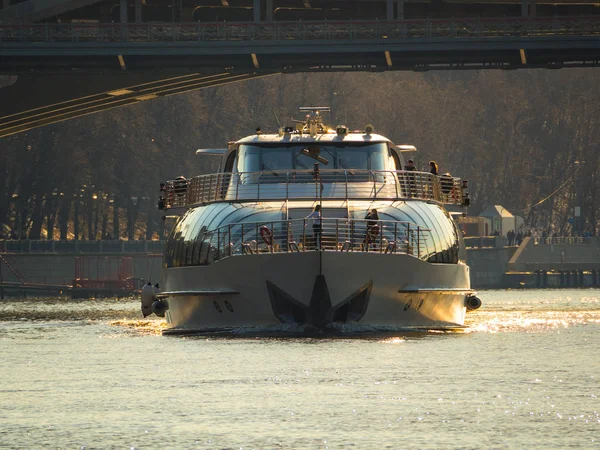 Nehir gemisi günbatımında