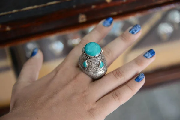 Kızlar'ın parmağındaki yüzük büyük el yapımı parmağı