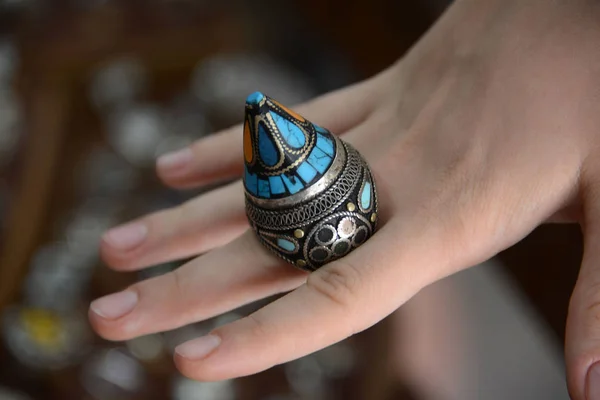 Bir kadının parmağına yüzük büyük el yapımı parmağı