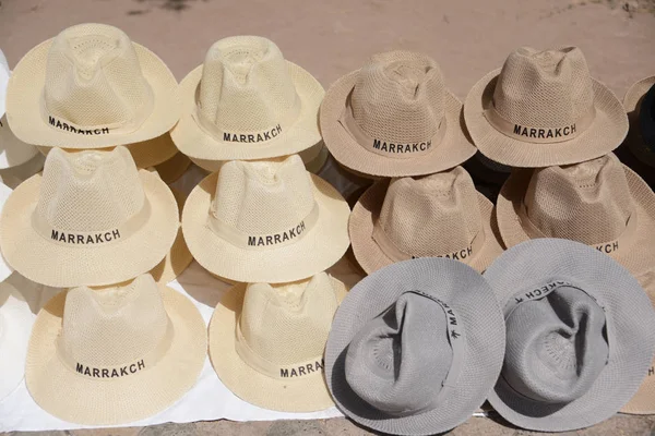 Τουριστικά σουβενίρ fedora καπέλα σε ένα παζάρι στο Μαρακές, Μαρόκο Royalty Free Εικόνες Αρχείου