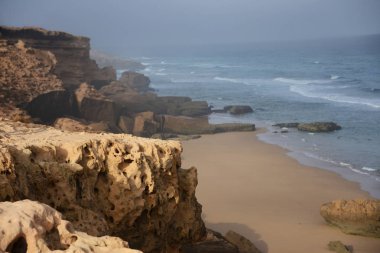 Dağlar ve okyanus sahil bandı bağlanır