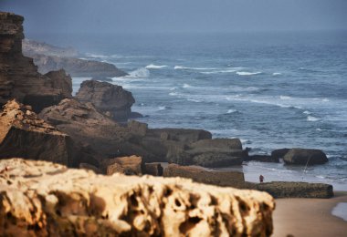 Dağlar ve okyanus sahil bandı bağlanır