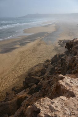 Dağlar ve okyanus sahil bandı bağlanır