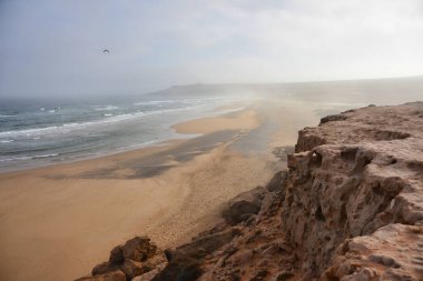 Dağlar ve okyanus sahil bandı bağlanır