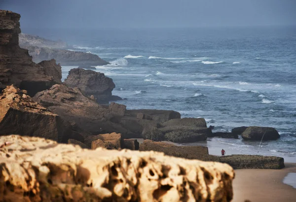 Dağlar ve okyanus sahil bandı bağlanır