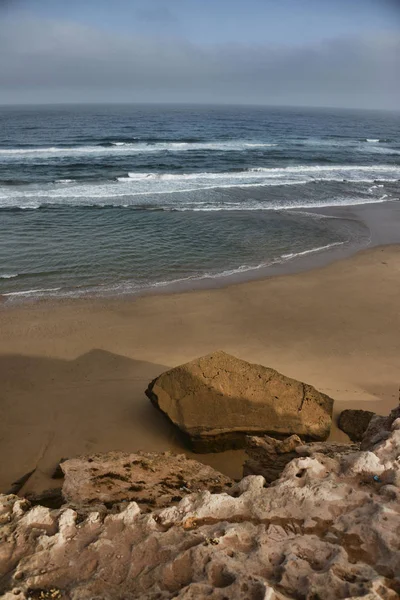 Dağlar ve okyanus sahil bandı bağlanır