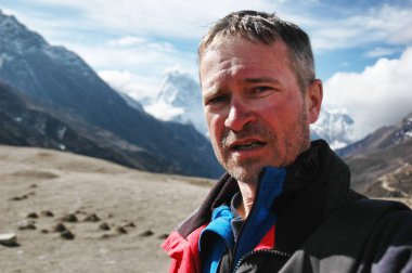 Nepal Dağları arka plan üzerinde güneş yanığı olan bir adam portresi