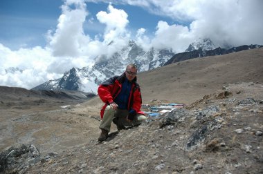 Adam içinde belgili tanımlık geçmiş Nepal Dağları