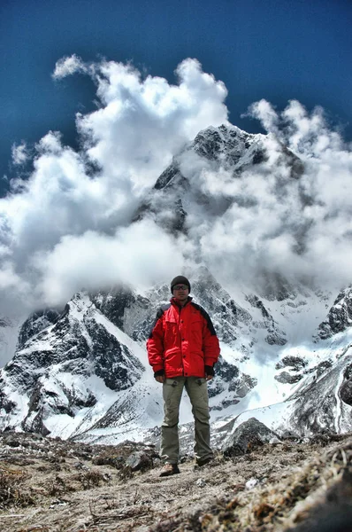 Man in the background of the Nepal mountains — Stock Photo, Image