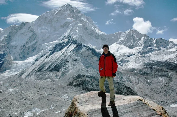 Man in the background of the Nepal mountains — Stock Photo, Image