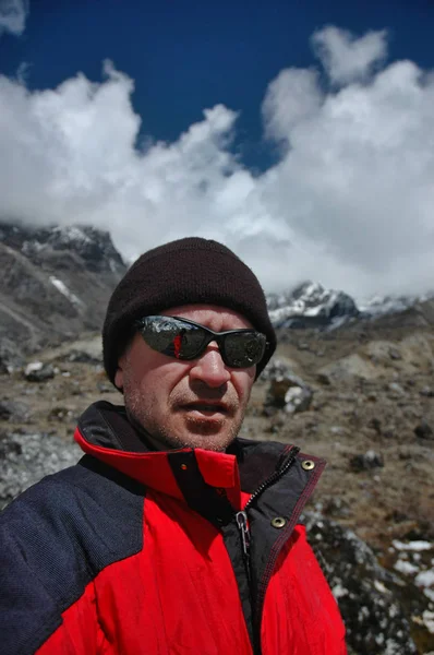 Mann im Hintergrund der nepalesischen Berge — Stockfoto