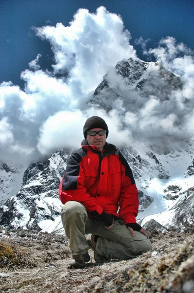 Man in the background of the Nepal mountains — Stock Photo, Image