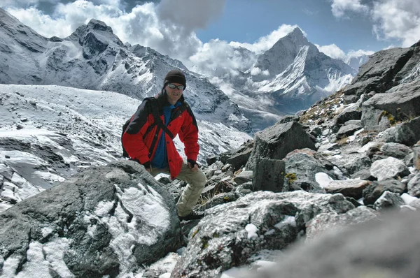 Adam içinde belgili tanımlık geçmiş Nepal Dağları