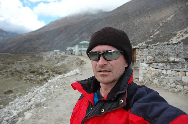 Man in the background of the Nepal mountains — Stock Photo, Image