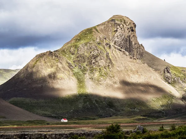Büyük bir dağ, İzlanda arka plan üzerinde küçük ev
